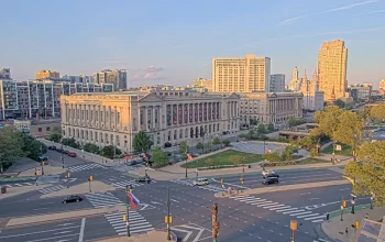Live webcam showing Benjamin Franklin Parkway leading to the Philadelphia Museum of Art in Philadelphia, Pennsylvania, with traffic, pedestrians, and city skyline in view.