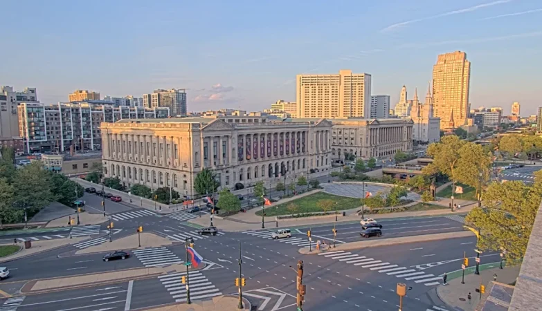 Live webcam showing Benjamin Franklin Parkway leading to the Philadelphia Museum of Art in Philadelphia, Pennsylvania, with traffic, pedestrians, and city skyline in view.